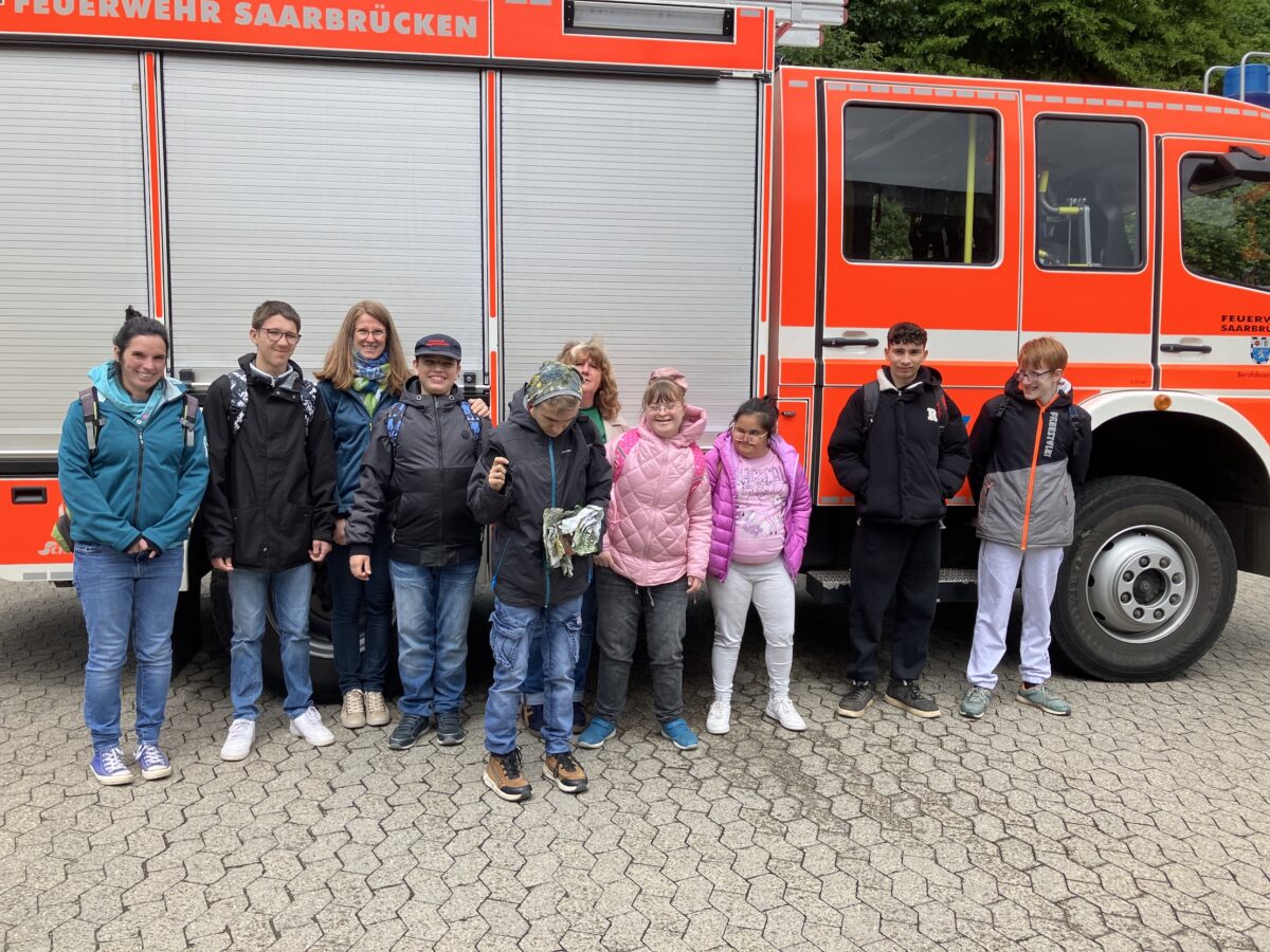 Gruppenfoto vor Feuerwehrauto
